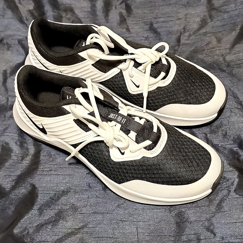 NIKE MC MENS TRAINERS SZ 10 BLACK/WHITE NWOT